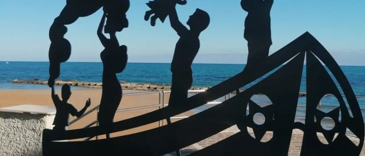 Una stele in memoria delle vittime di Cutro. «Crotone unita al dolore delle famiglie»