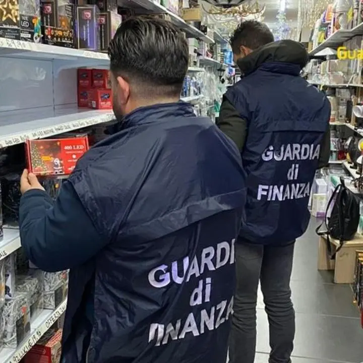 Cosenza, articoli natalizi non sicuri: sequestrati 281mila prodotti e sanzionati 10 esercizi commerciali