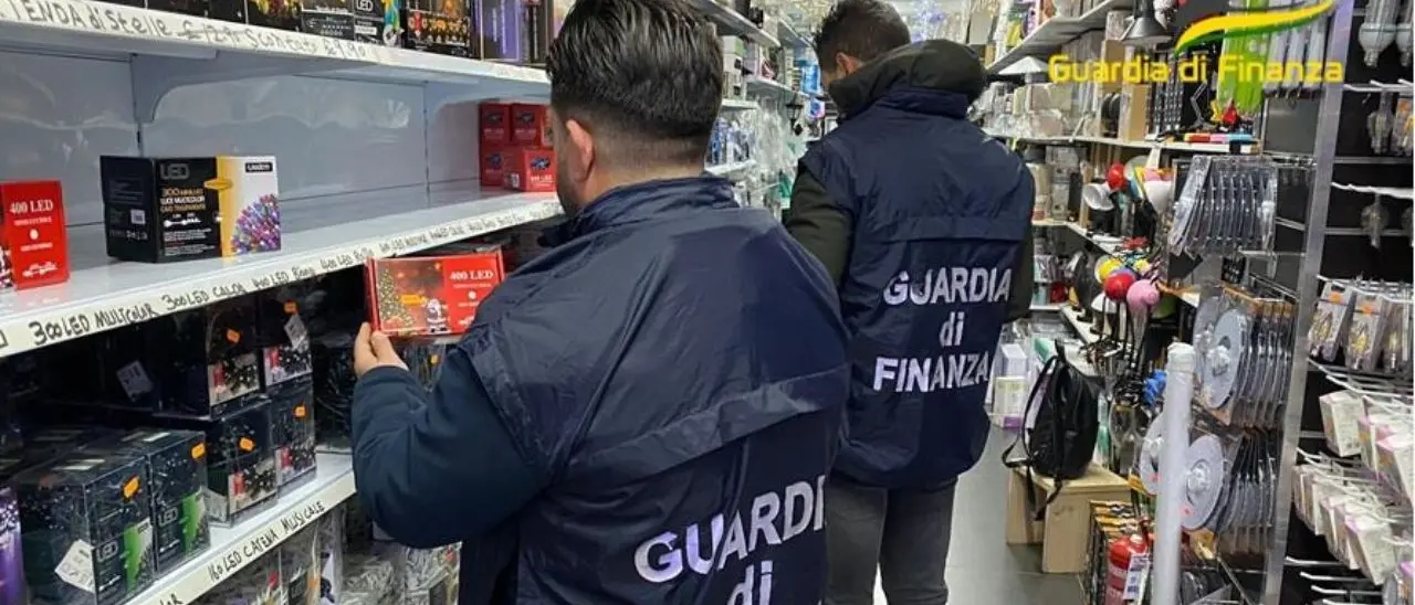 Cosenza, articoli natalizi non sicuri: sequestrati 281mila prodotti e sanzionati 10 esercizi commerciali