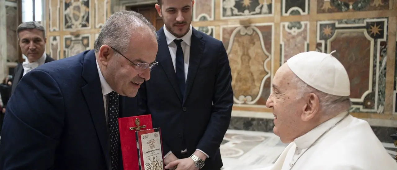 L’orafo calabrese Michele Affidato incontra Papa Francesco e lo omaggia con una sua creazione