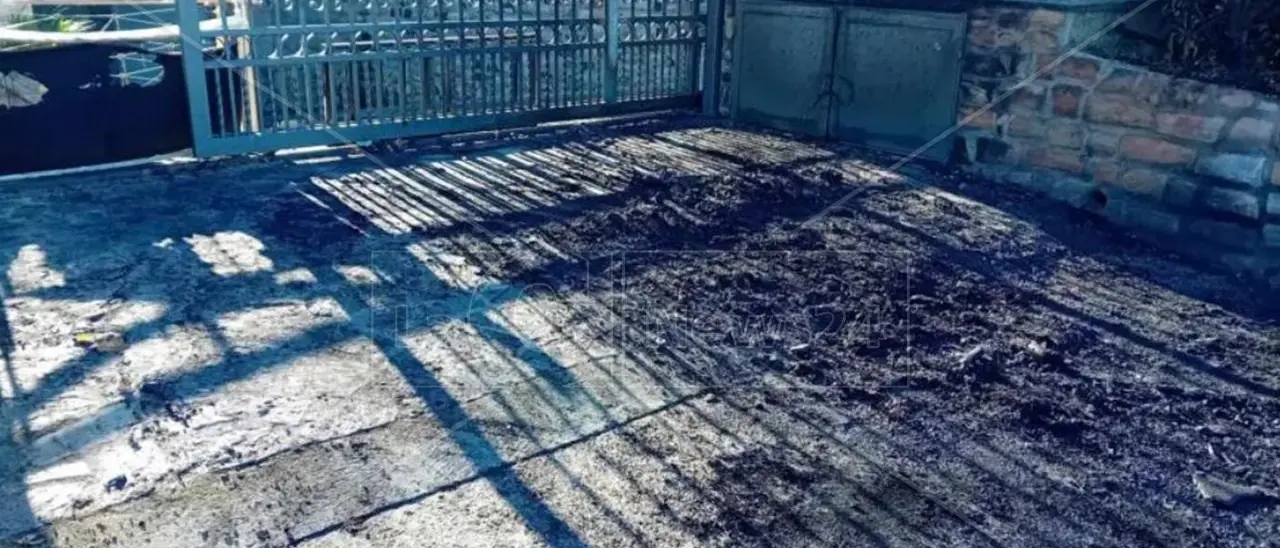 Bisignano, in fiamme l’auto della consigliera comunale Sita: indagini in corso