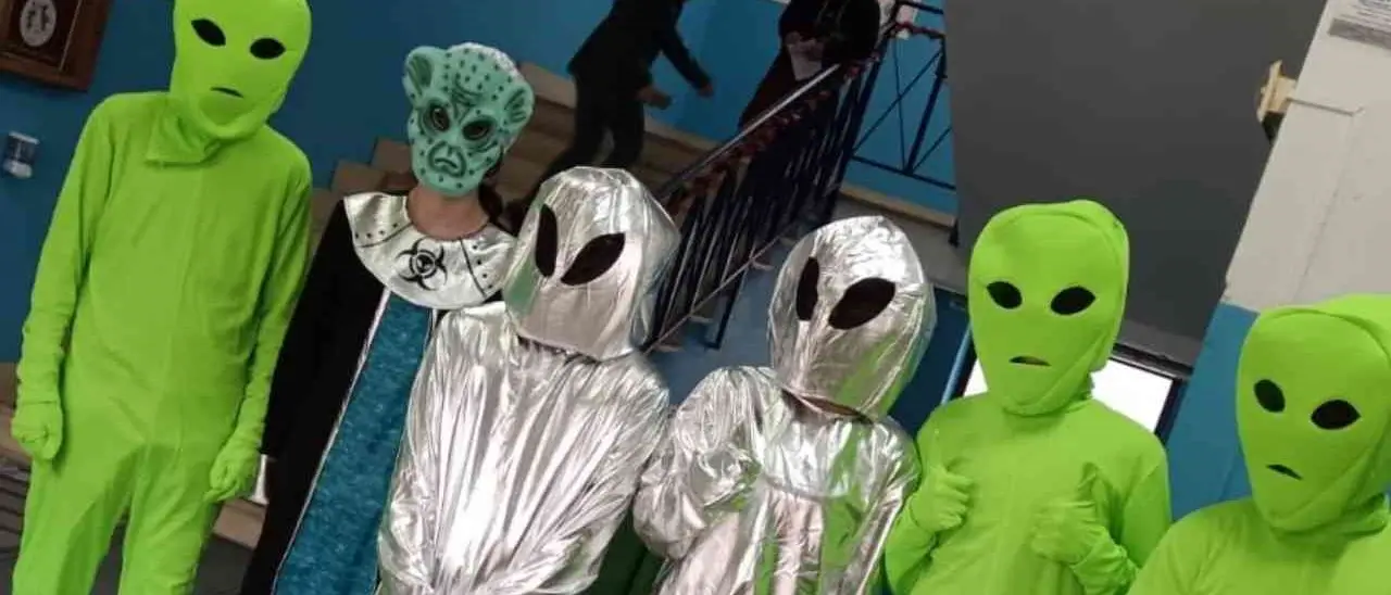 Roccella, una scuola sotto attacco alieno accoglie i futuri studenti: l’originale iniziativa dell’istituto Mazzone