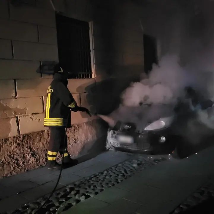 A Crotone due incendi nella notte: in fiamme un capannone vicino alla 106 e un’auto nel centro storico