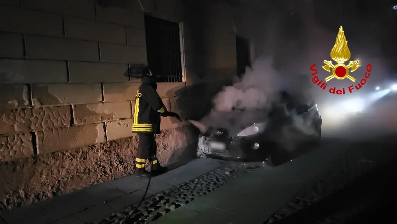 A Crotone due incendi nella notte: in fiamme un capannone vicino alla 106 e un’auto nel centro storico