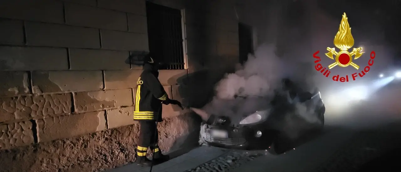 A Crotone due incendi nella notte: in fiamme un capannone vicino alla 106 e un’auto nel centro storico