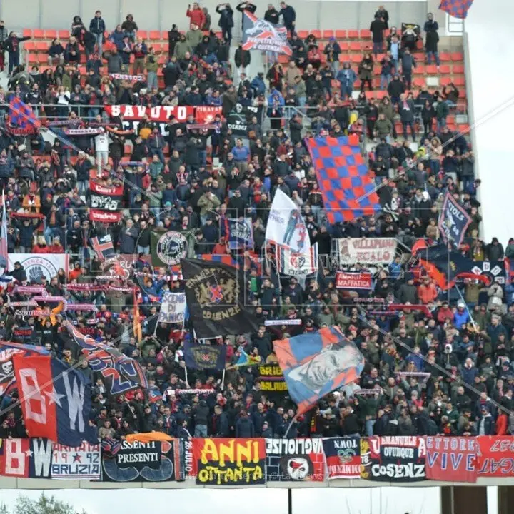 Pronti alla trasferta, il Cosenza a Bari con 1300 tifosi al seguito: settore ospiti sold out