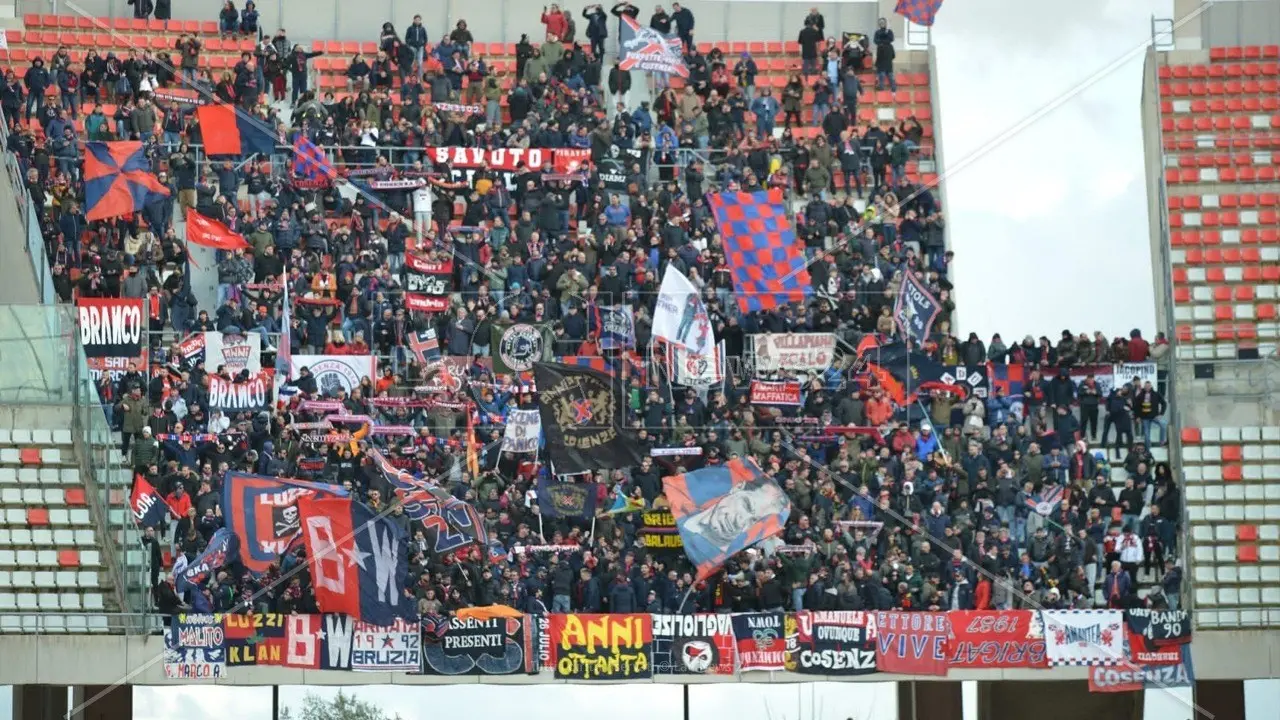 Pronti alla trasferta, il Cosenza a Bari con 1300 tifosi al seguito: settore ospiti sold out