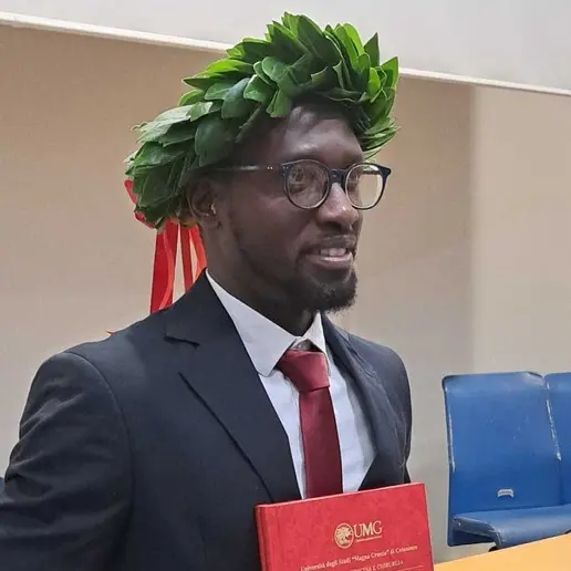 Il sogno di Lwanga diventa realtà: dall’Uganda alla laurea in Medicina a Catanzaro grazie all’aiuto di un missionario comboniano