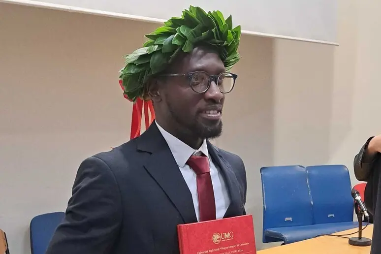 Il sogno di Lwanga diventa realtà: dall’Uganda alla laurea in Medicina a Catanzaro grazie all’aiuto di un missionario comboniano