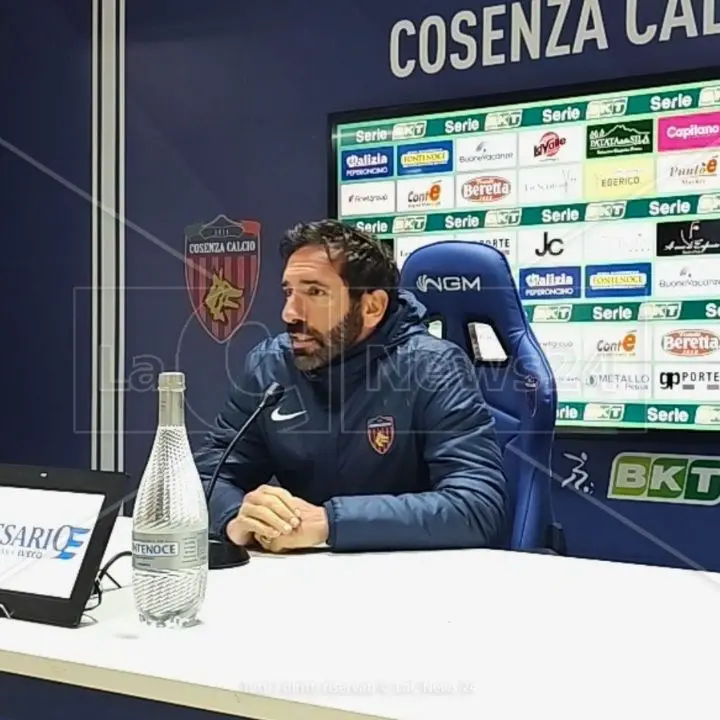 Verso Bari-Cosenza, Caserta: «Avanti con il 3-5-2. Ho qualche dubbio a centrocampo»