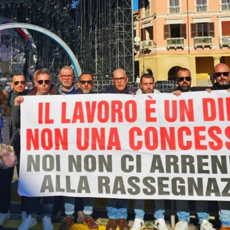 Vertenza Abramo, il palco del concerto Rai di Capodanno a Crotone diventa la “piazza” della protesta