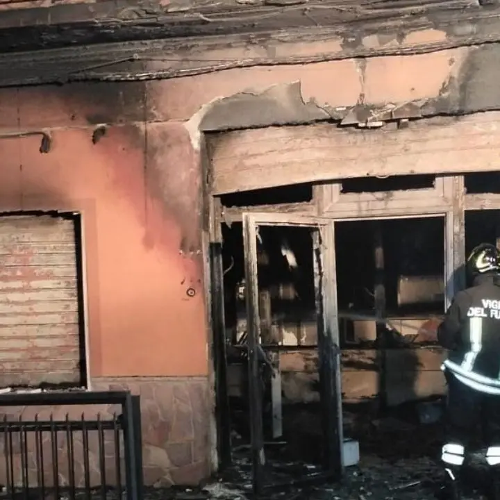 Mandatoriccio, in fiamme nella notte l’ufficio postale e due auto. Evacuato l’intero edificio