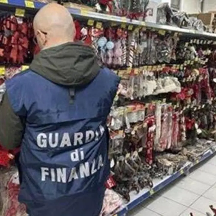 Crotone, sequestrati oltre 230mila prodotti tra addobbi e luminarie non conformi agli standard di sicurezza