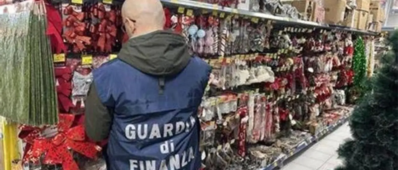 Crotone, sequestrati oltre 230mila prodotti tra addobbi e luminarie non conformi agli standard di sicurezza