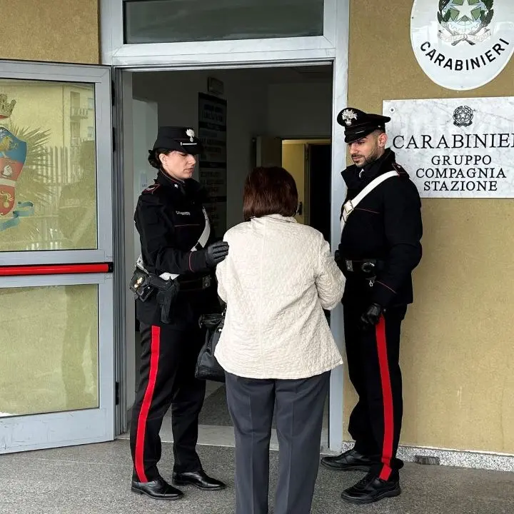 «Suo figlio è stato arrestato, serve una cauzione di 10mila euro»: la truffa non riuscita a un’anziana di Lamezia