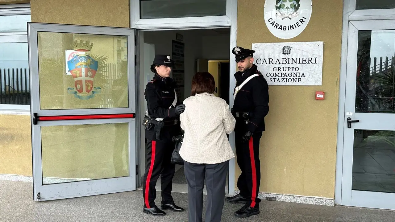 «Suo figlio è stato arrestato, serve una cauzione di 10mila euro»: la truffa non riuscita a un’anziana di Lamezia