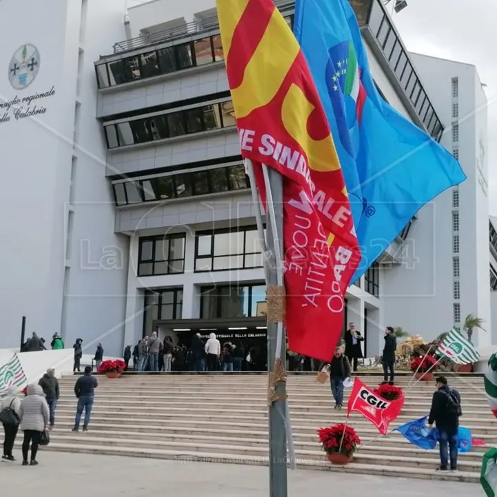 Reggio, cento tra lavoratori della Abramo CC e tirocinanti in protesta davanti a Palazzo Campanella