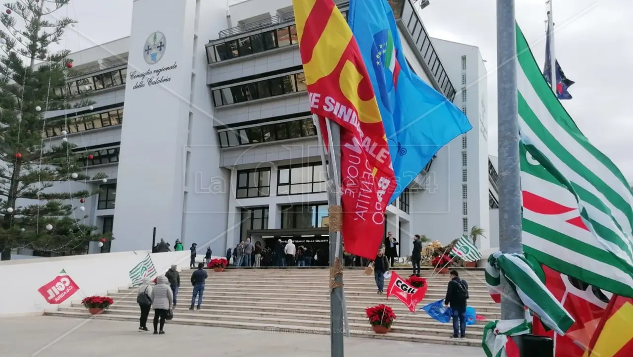 Reggio, cento tra lavoratori della Abramo CC e tirocinanti in protesta davanti a Palazzo Campanella