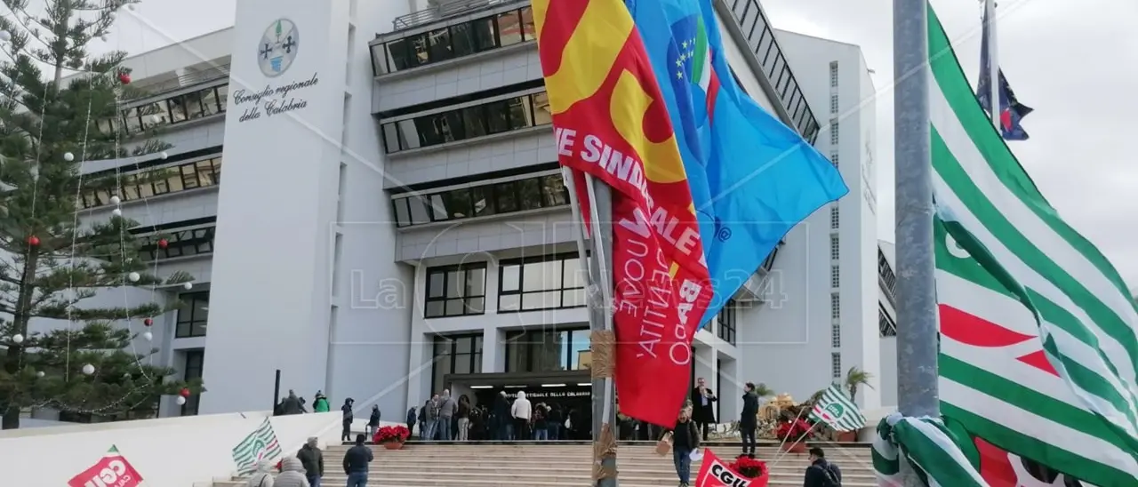 Reggio, cento tra lavoratori della Abramo CC e tirocinanti in protesta davanti a Palazzo Campanella