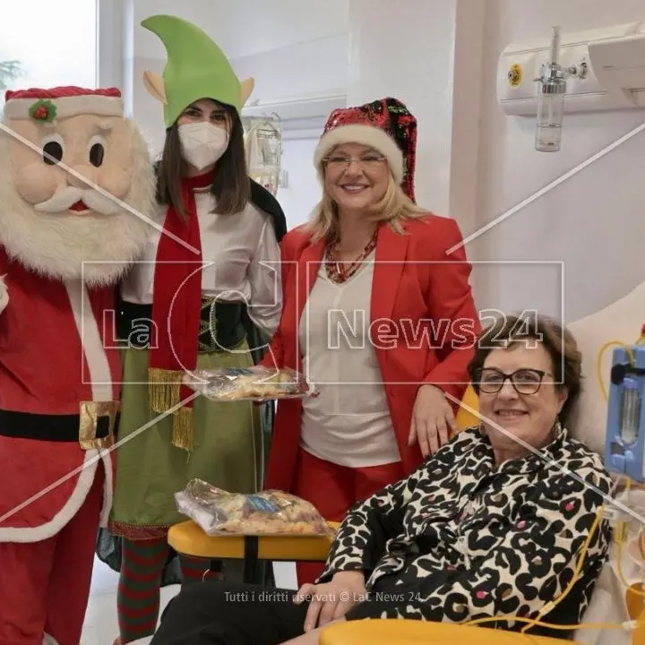 Una carezza per chi soffre (anche) a Natale. OncoMed in corsia a Cosenza: «Ogni giorno vediamo la paura e la speranza»