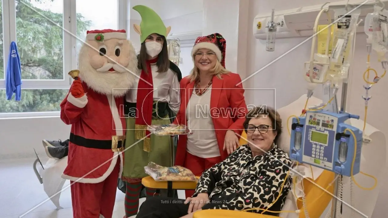 Una carezza per chi soffre (anche) a Natale. OncoMed in corsia a Cosenza: «Ogni giorno vediamo la paura e la speranza»