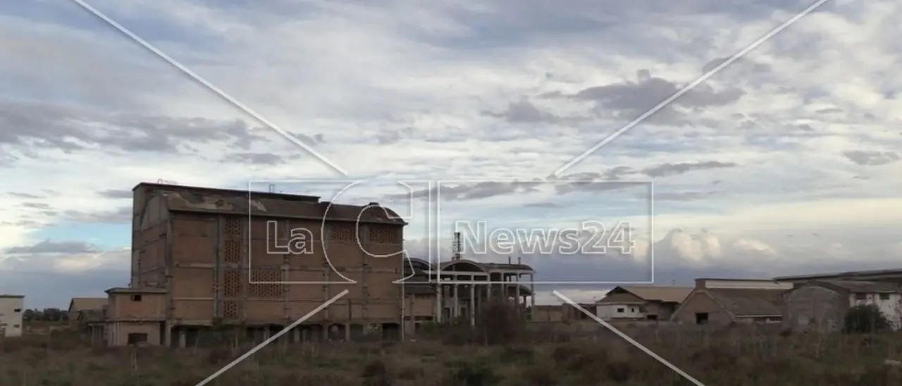 Bonifica del Sin di Crotone, il commissario Errigo chiede l’intervento dell’esercito: «Bisogna passare dalle parole ai fatti»