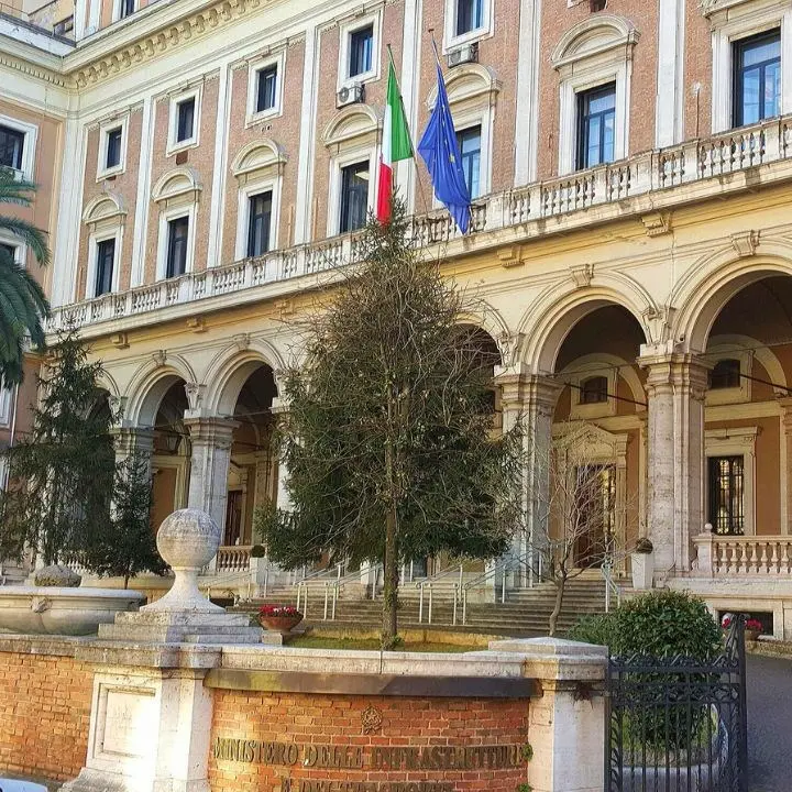 Il funzionario ministeriale e i consigli al figlio del Tiradritto per ottenere fondi pubblici. «Sono amici dai tempi dell’università»