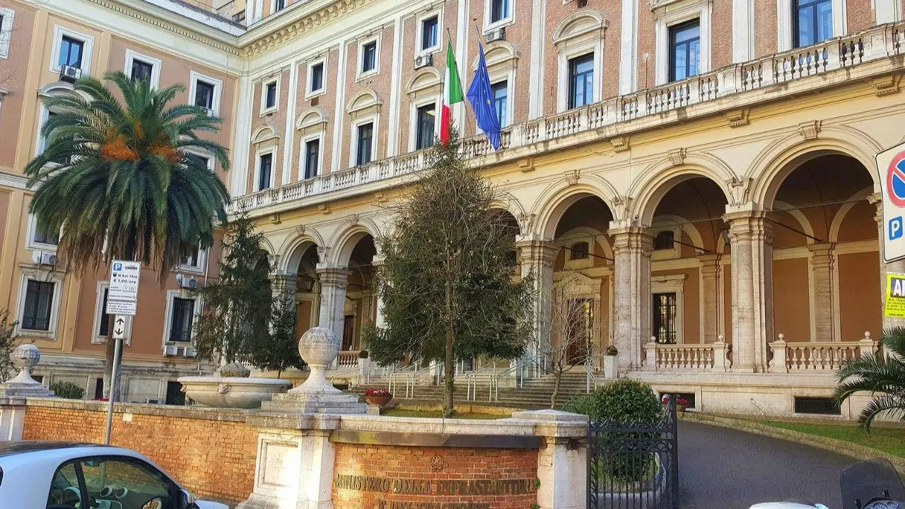 Il funzionario ministeriale e i consigli al figlio del Tiradritto per ottenere fondi pubblici. «Sono amici dai tempi dell’università»