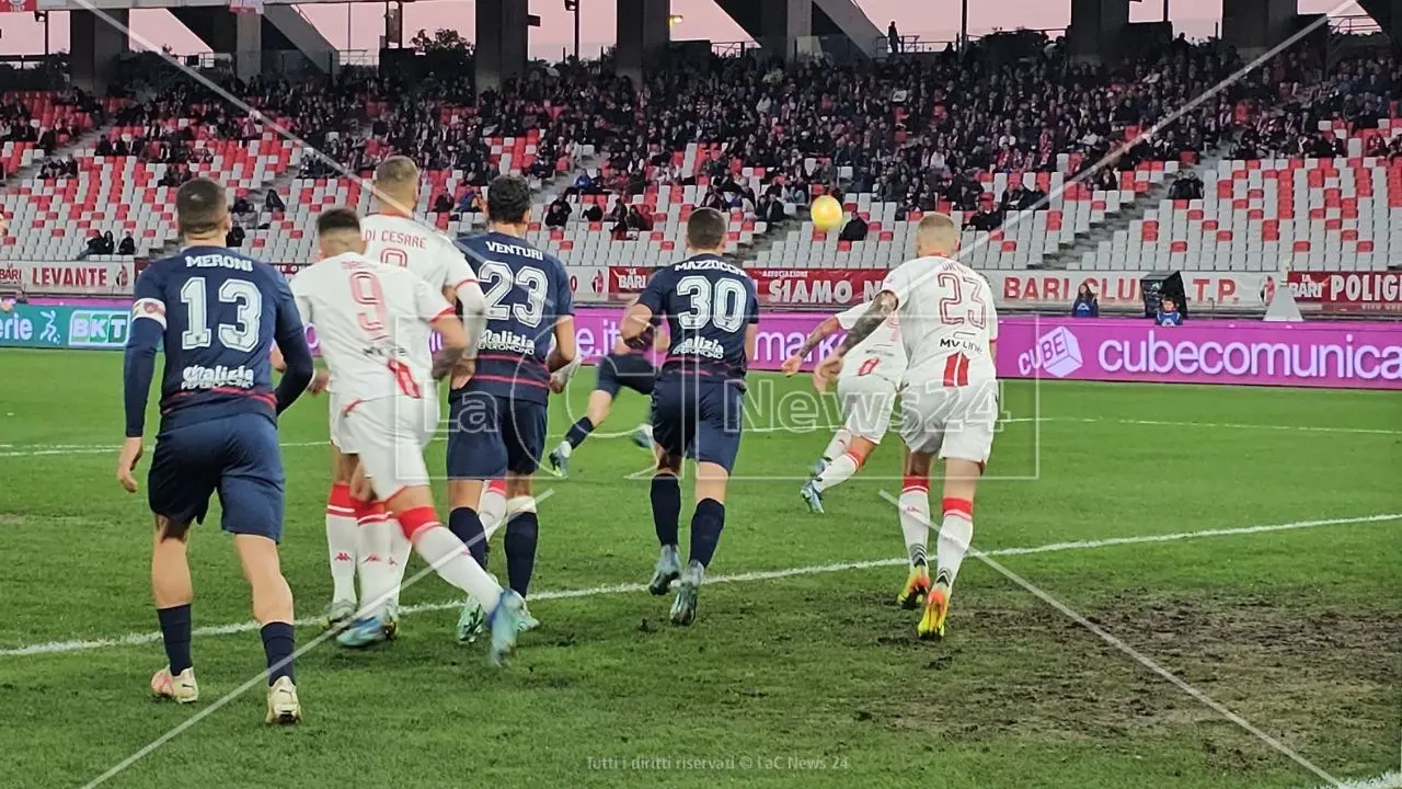 Il Cosenza guadagna un altro punto: a Bari i Lupi fanno 0-0