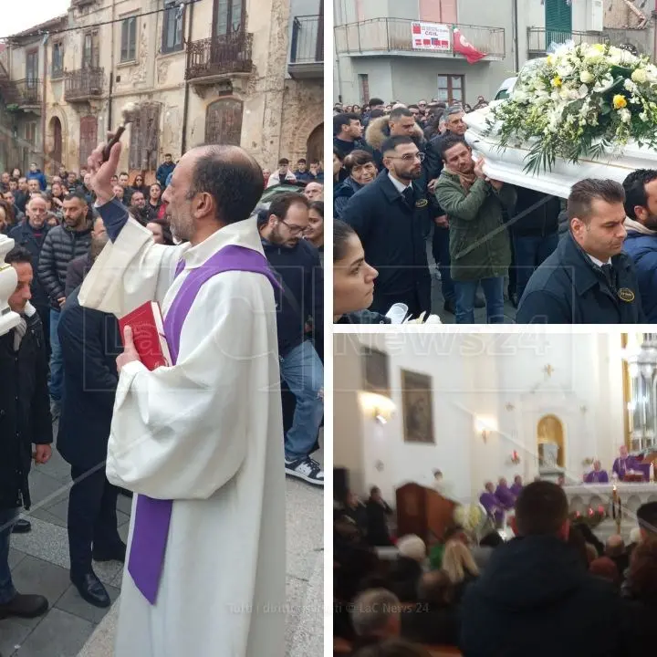 La comunità di San Costantino in lacrime: oltre tremila persone al funerale del 13enne morto a scuola