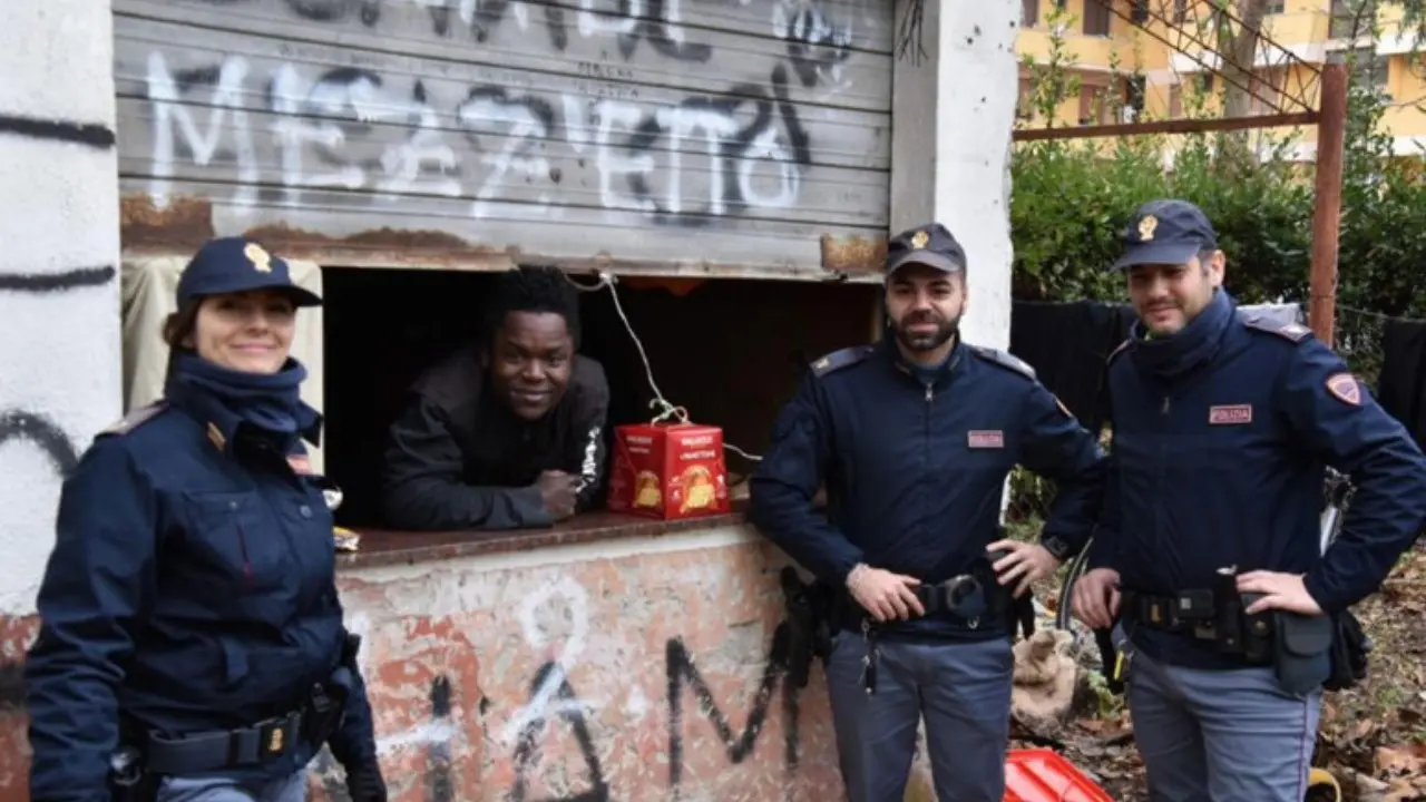 Vive in uno stabile abbandonato, poliziotti donano panettone a un giovane keniano