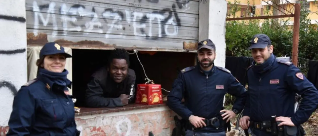 Vive in uno stabile abbandonato, poliziotti donano panettone a un giovane keniano