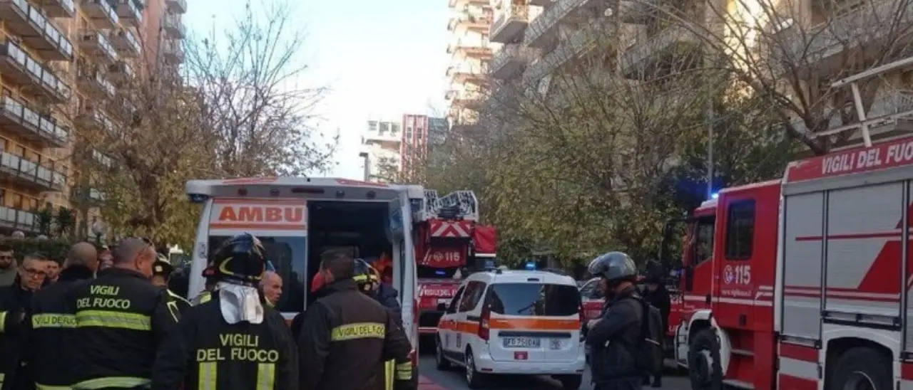 Dramma a Palermo, padre e figlio di 4 anni cadono dal sesto piano di un palazzo: morto l’uomo