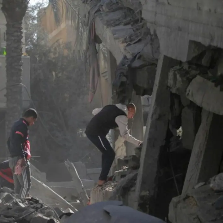 Guerra in Medio Oriente, raid israeliano su un campo profughi a Gaza: almeno 70 morti