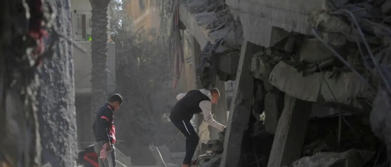 Guerra in Medio Oriente, raid israeliano su un campo profughi a Gaza: almeno 70 morti