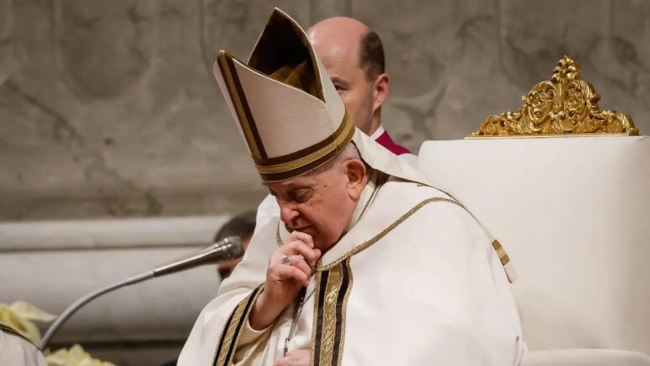 Medio Oriente, l’omelia di papa Francesco durante la messa di Natale: «Gesù rifiutato dalla logica della guerra»