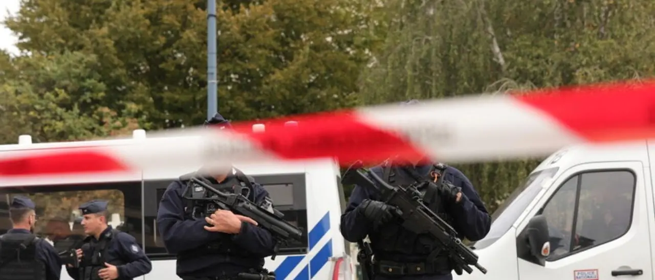 Orrore in Francia: madre con i suoi quattro figli piccoli trovati morti in casa, si cerca il padre