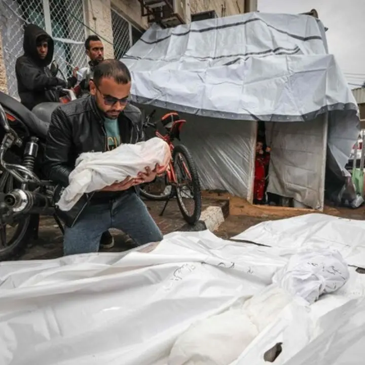 Medio Oriente, bombardamento israeliano su un campo profughi a Gaza: il bilancio dei morti sale a 106