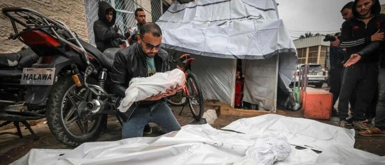 Medio Oriente, bombardamento israeliano su un campo profughi a Gaza: il bilancio dei morti sale a 106