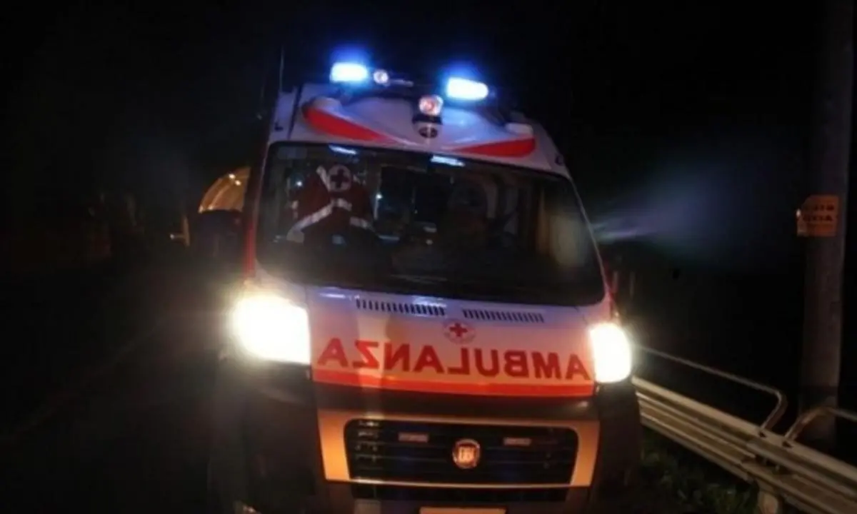 Incidente a Corigliano Rossano, auto precipita in una scarpata: 25enne in gravi condizioni