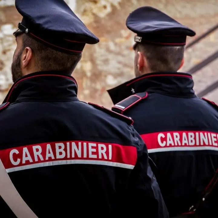 Minaccia e picchia la moglie per farsi dare i soldi per la droga, 29enne arrestato a Reggio Calabria