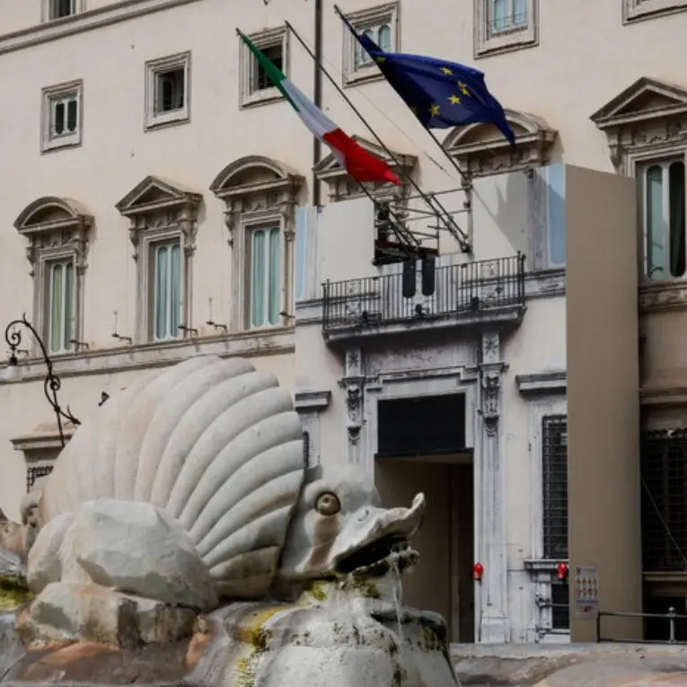 Il portone di Palazzo Chigi imbrattato con vernice spray, fermato un giovane