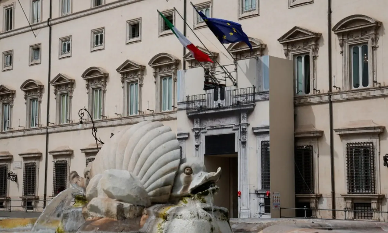 Il portone di Palazzo Chigi imbrattato con vernice spray, fermato un giovane