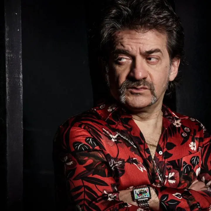 Una chitarra e il mondo come palcoscenico, Peppe Voltarelli: «Otello Profazio era il mio Woody Guthrie, io il suo Bob Dylan»