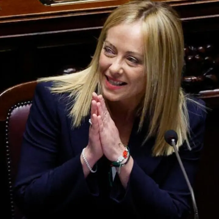 Meloni influenzata, salta di nuovo la conferenza stampa di fine anno: giornalisti in attesa di… protestare