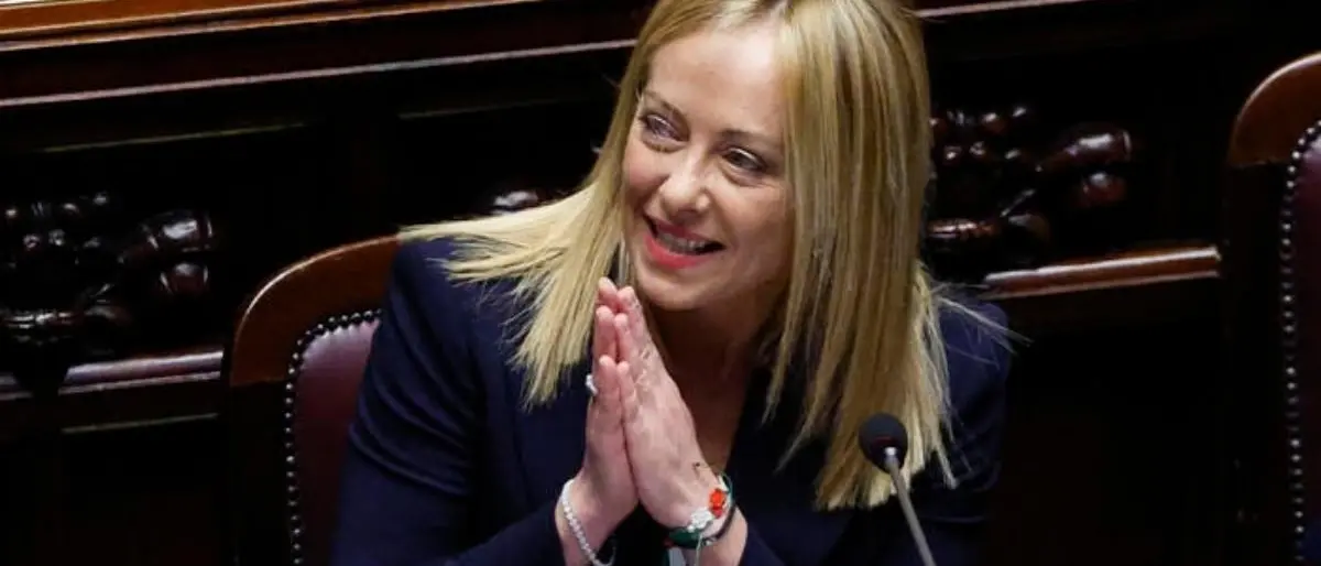 Meloni influenzata, salta di nuovo la conferenza stampa di fine anno: giornalisti in attesa di… protestare