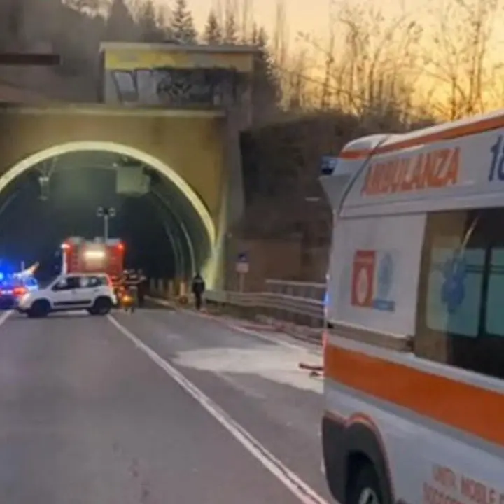 Scontro in galleria tra un pullman e un’ambulanza a Urbino: 4 morti