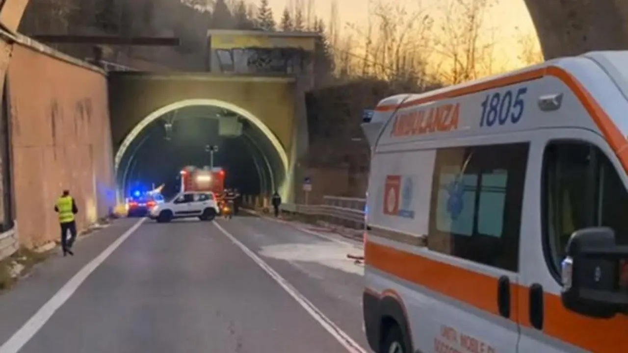 Scontro in galleria tra un pullman e un’ambulanza a Urbino: 4 morti