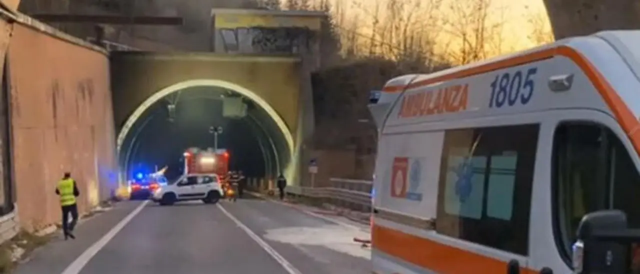 Scontro in galleria tra un pullman e un’ambulanza a Urbino: 4 morti
