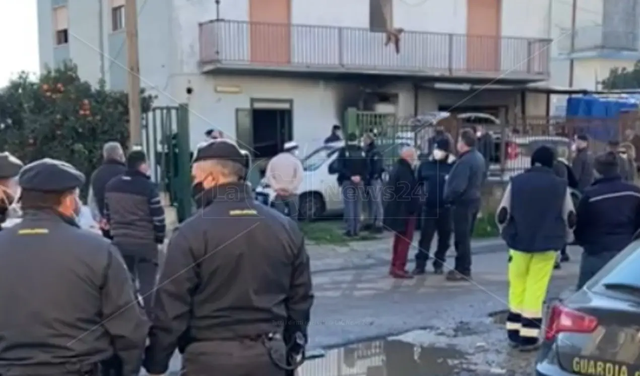 Corigliano-Rossano, incendio coinvolge palazzina in passato occupata da migranti